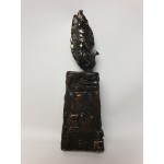 Bronzen sculptuur van zwaan / roofvogel op hoge sokkel