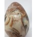 Gesneden speksteen Boeddha beeld in een opengebarsten ei met markering