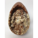 Gesneden speksteen Boeddha beeld in een opengebarsten ei met markering