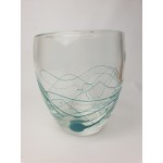 Glazen met licht blauw bewerkte vaas