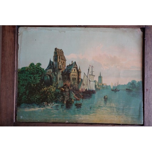 Een haven met sloepen / boten en soort kasteel en kerk op achtergrond