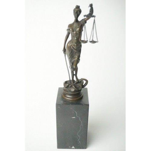 Brons beeldje vrouwe Justitia, godin van rechtvaardigheid