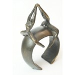 Corry Ammerlaan van Niekerk - bronzen/verbronsde sculptuur van man en vrouw op ring