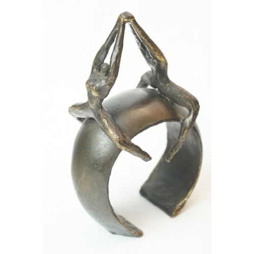 Corry Ammerlaan van Niekerk - bronzen/verbronsde sculptuur van man en vrouw op ring