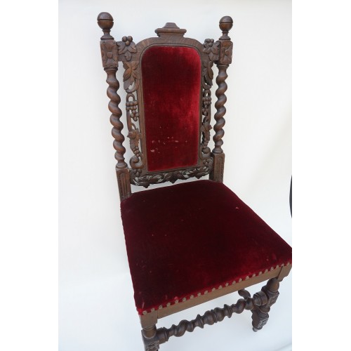 Antiek franse stoel in renaissance stijl, fluweel bekleding